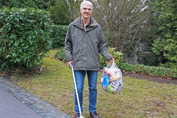 Auch in diesen Tagen ist Arno Meyer in St. Ingbert unterwegs und sammelt zwischen dem SAP-Parkhaus und dem Berufsbildungszentrum Müll. Die Tüte ist wie immer voll.