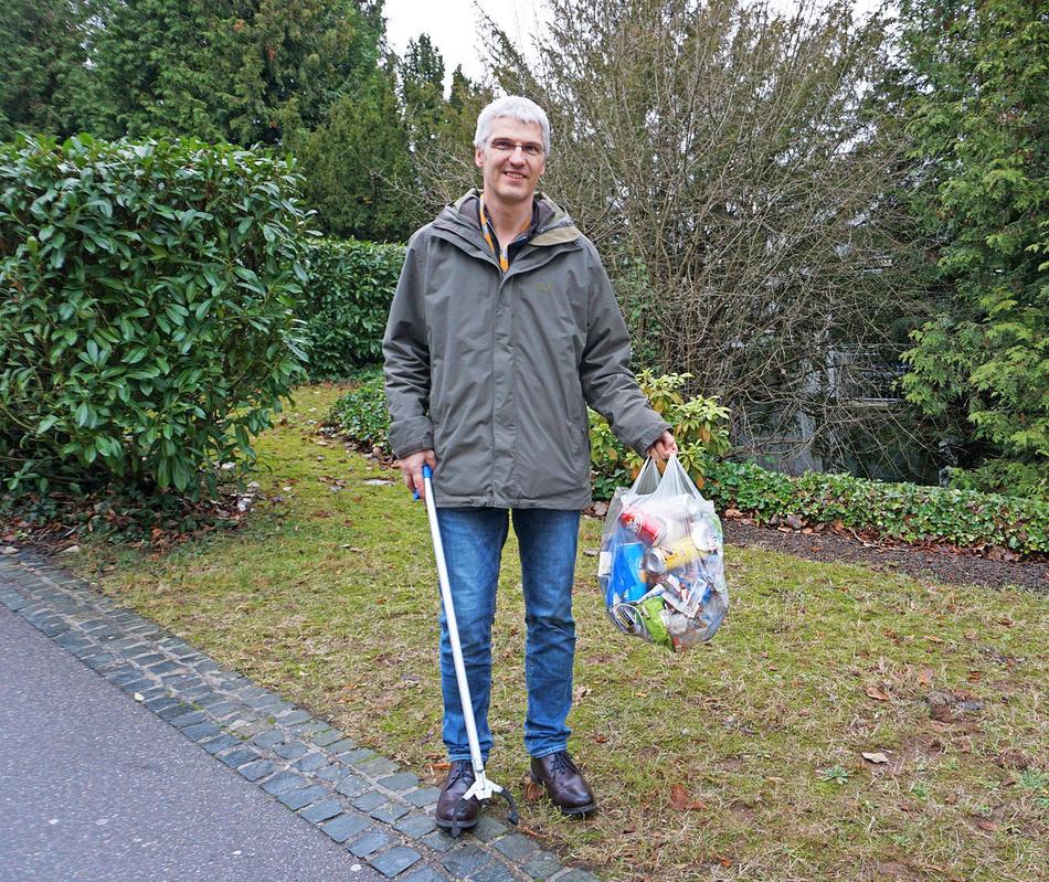 Auch in diesen Tagen ist Arno Meyer in St. Ingbert unterwegs und sammelt zwischen dem SAP-Parkhaus und dem Berufsbildungszentrum Müll. Die Tüte ist wie immer voll.